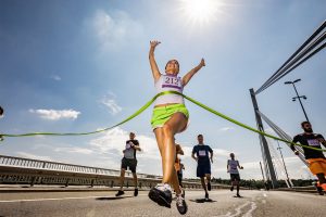 Zieleinlauf einer weiblichen Marathon-Läuferin