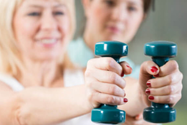 Training in der Physiotehrapie mit kleinen Hanteln